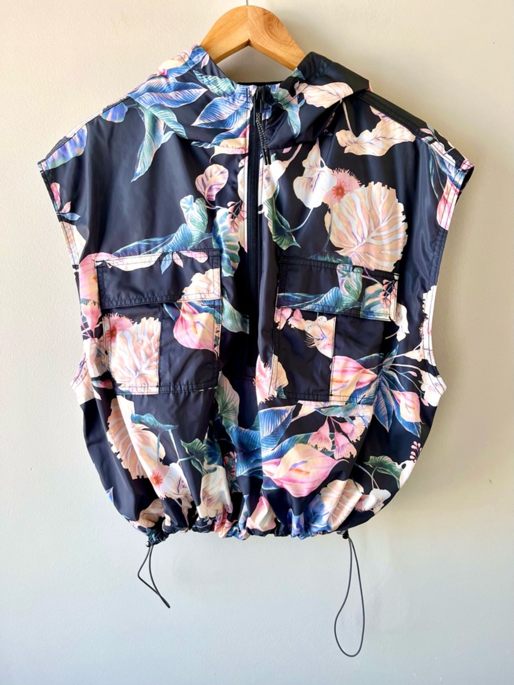 Under Armour Floral Hooded Drawstring 3/4 Zip Vest Size Medium -Gorpcore Running